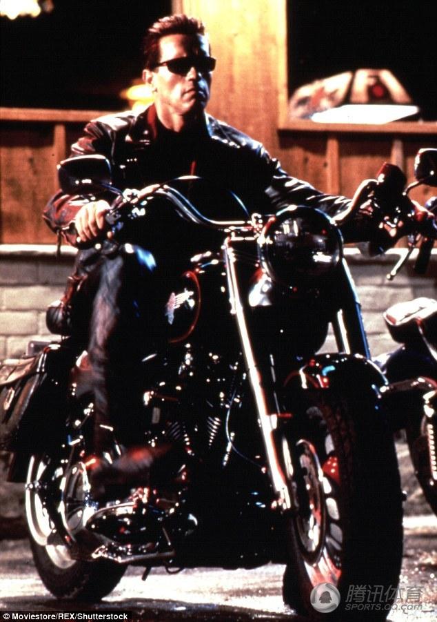 《终结者2:审判日》中,他扮演的终结者骑着哈雷摩托的样子