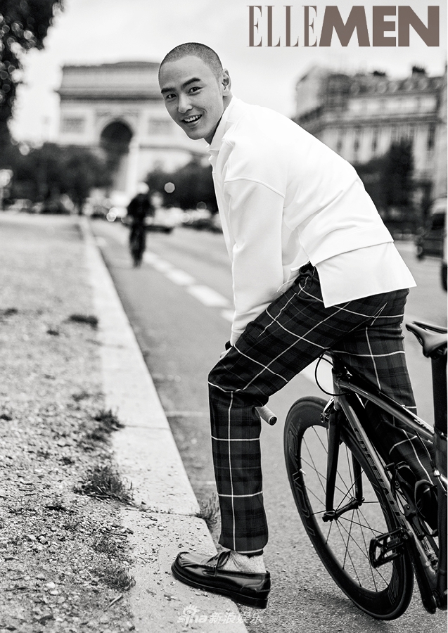 阮经天光头造型型格不减骑行漫步撩力爆表