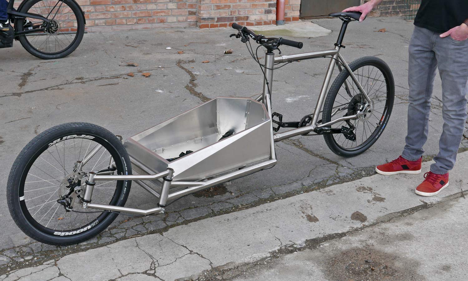 catan bikes的设计师想要一辆可以用来带孩子上学或一同去探险的货运