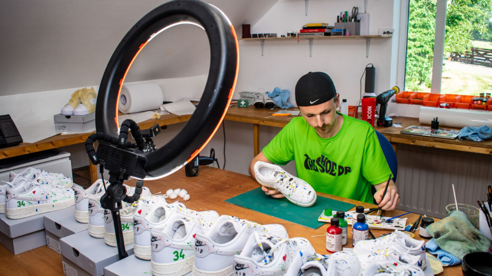 庆祝34胜 耐克为盘爷手绘Air Force 1纪念款板鞋