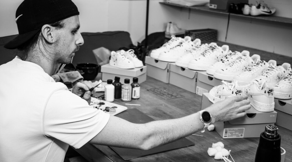 庆祝34胜 耐克为盘爷手绘Air Force 1纪念款板鞋