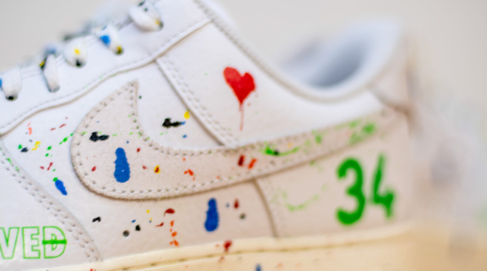 庆祝34胜 耐克为盘爷手绘Air Force 1纪念款板鞋