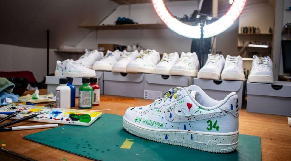 庆祝34胜 耐克为盘爷手绘Air Force 1纪念款板鞋