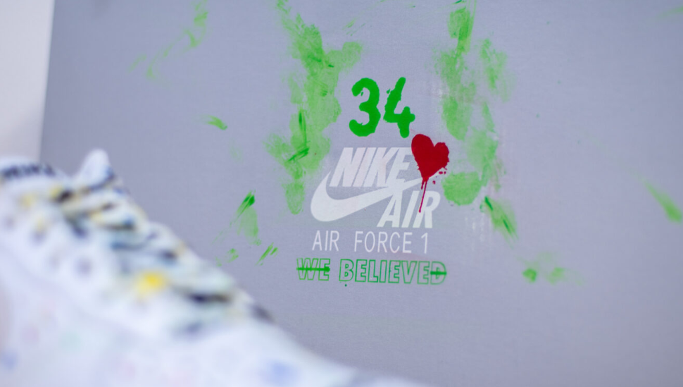 庆祝34胜 耐克为盘爷手绘Air Force 1纪念款板鞋