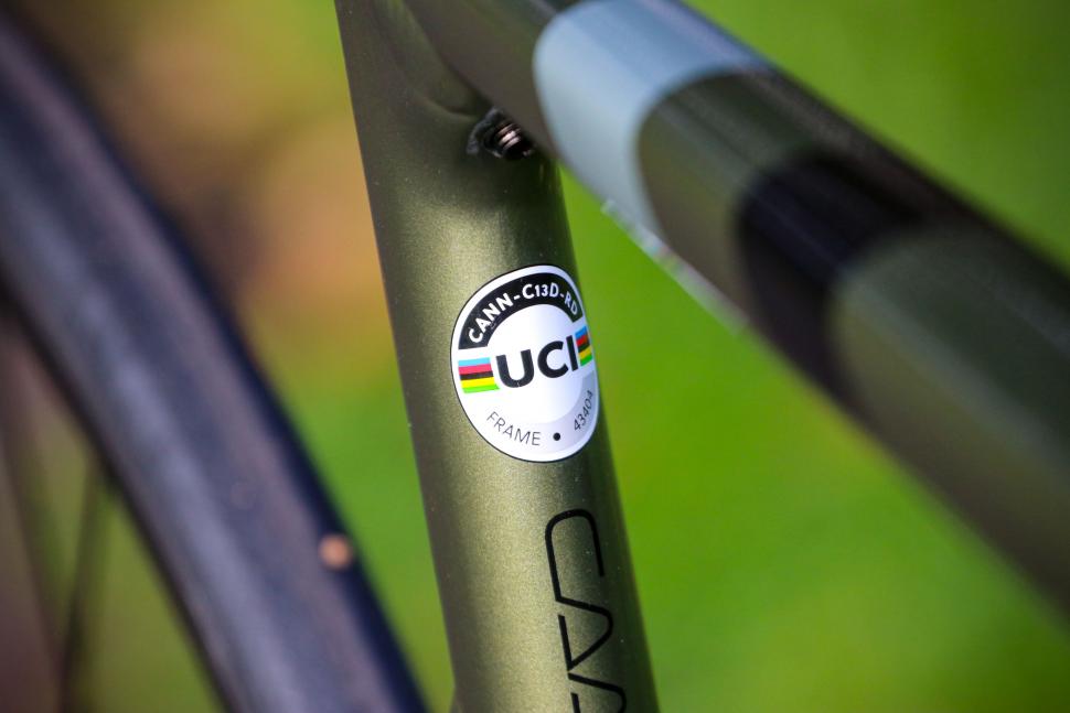 一张贴纸3860英镑  车架上的UCI标签有何含义？