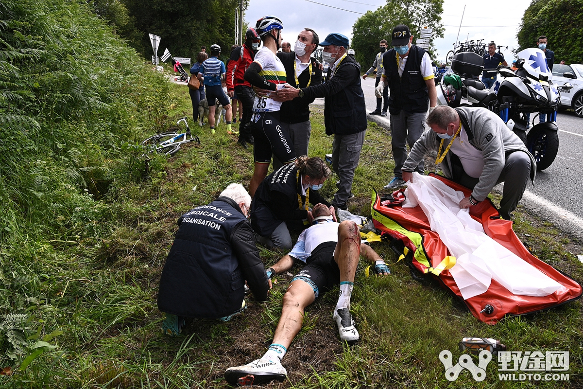 疯狂车迷酿大摔车 环法开幕赛超21名车手受伤