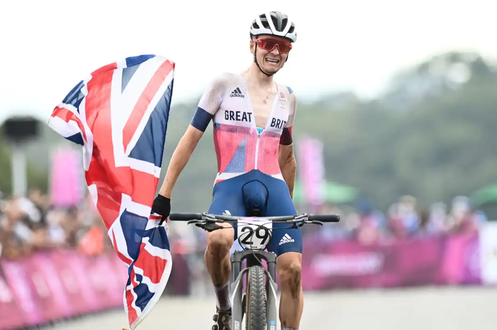奥运器材| 英国车手皮德科克“无标”BMC夺冠