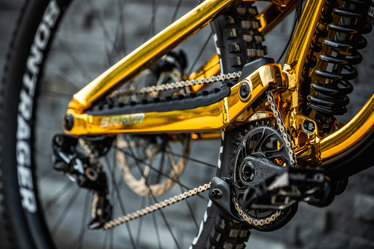 Trek涂装大师 电镀Session速降车亮相DH世界杯