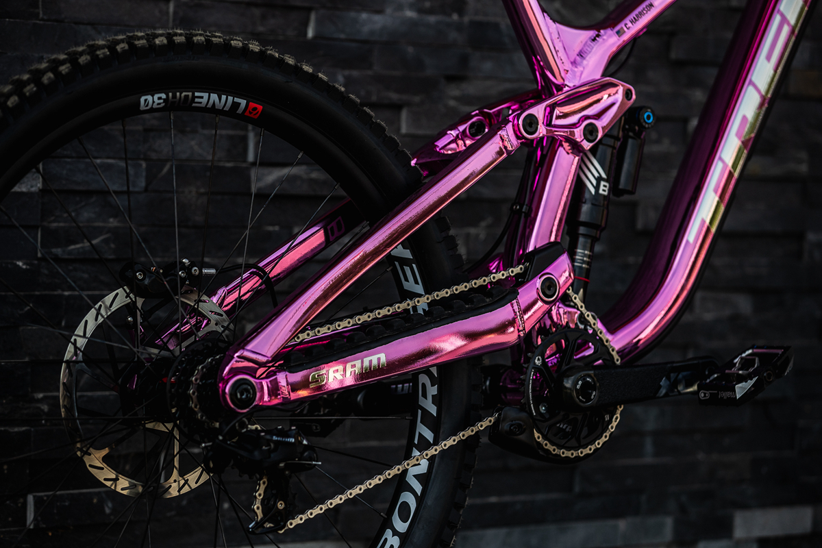 Trek涂装大师 电镀Session速降车亮相DH世界杯