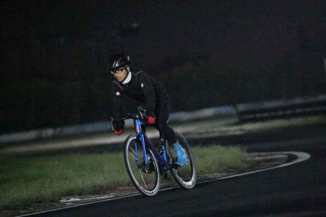 24小时骑行725公里 刘昕打破中国不间断骑行纪录