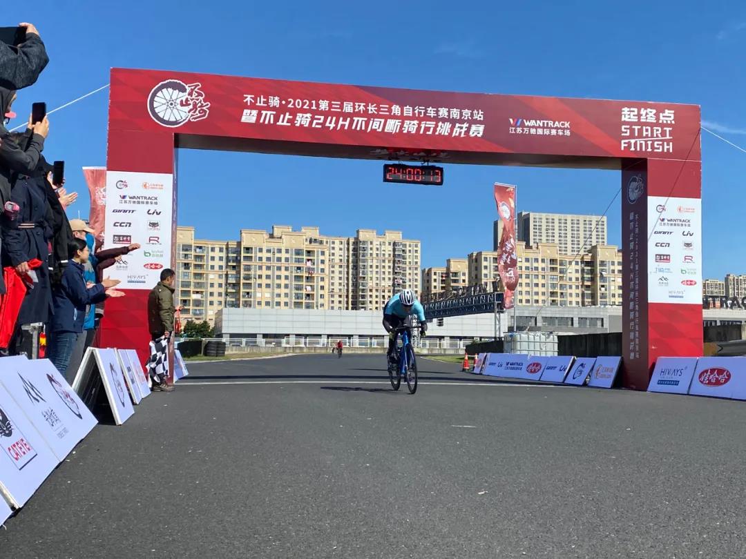 24小时骑行725公里 刘昕打破中国不间断骑行纪录