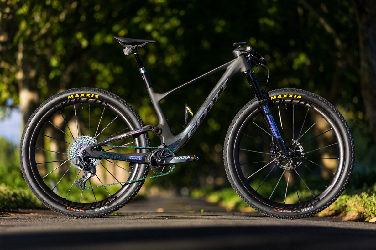 现年35岁的尼诺61舒尔特成为历史上获得xc彩虹衫最年长的山地车手