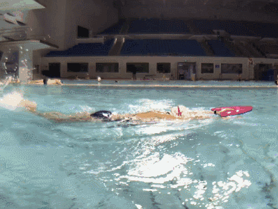自由泳移臂技术，照这样练，游得快又漂亮！