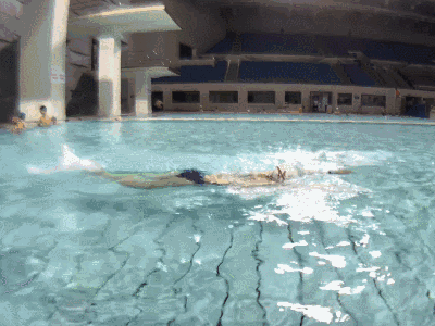 自由泳移臂技术，照这样练，游得快又漂亮！