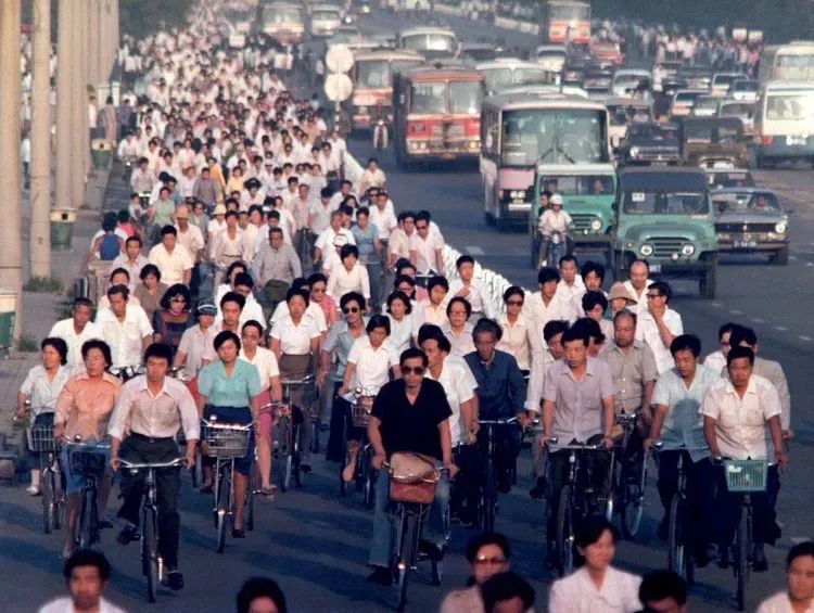 自行车出行受捧  疫情下北京街头再现单车热