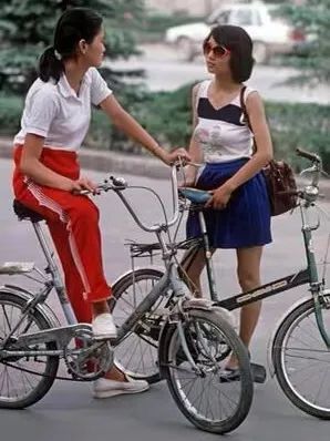 自行车出行受捧  疫情下北京街头再现单车热