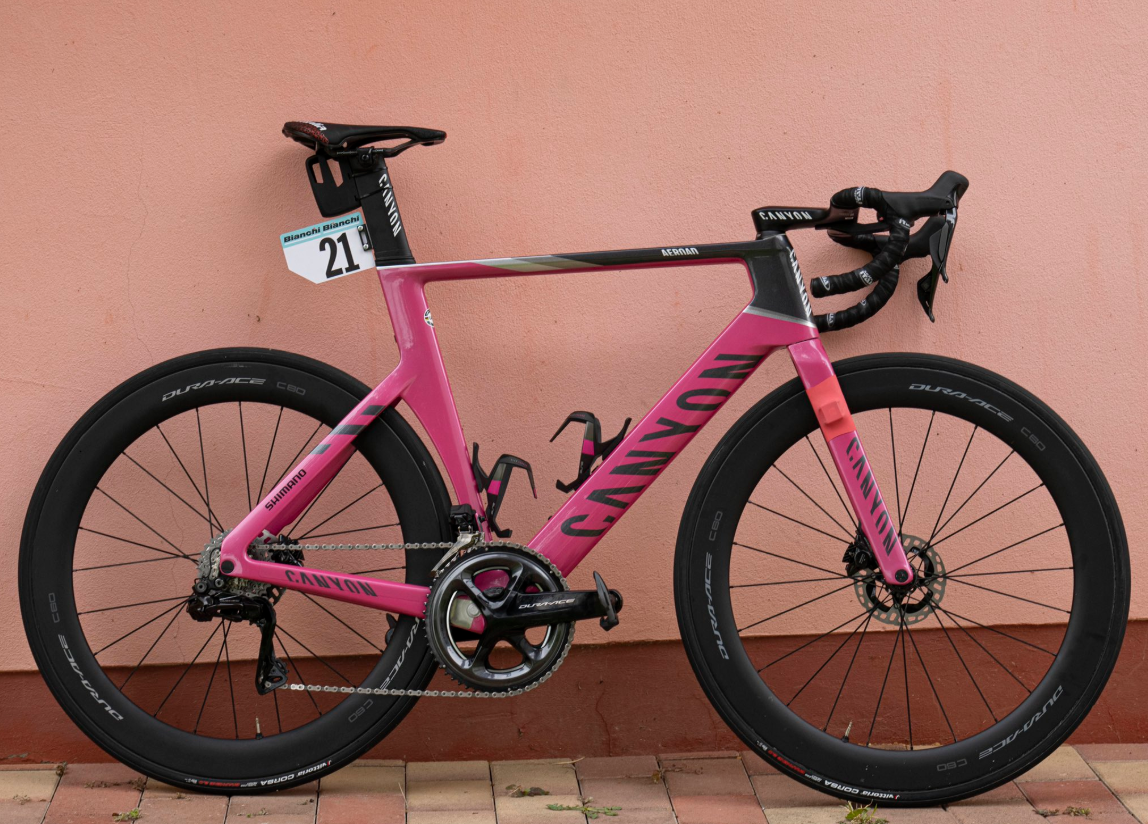 还为范德普尔准备了一台环意主题色同样风格的canyon aeroad公路车