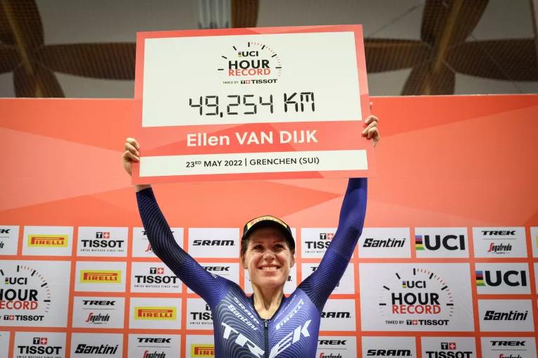 49.254km/h！范戴克刷新UCI女子1小时纪录