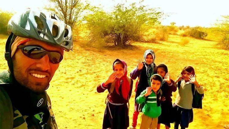 印度小伙骑自行车4年2万公里跨15邦，建造生态村