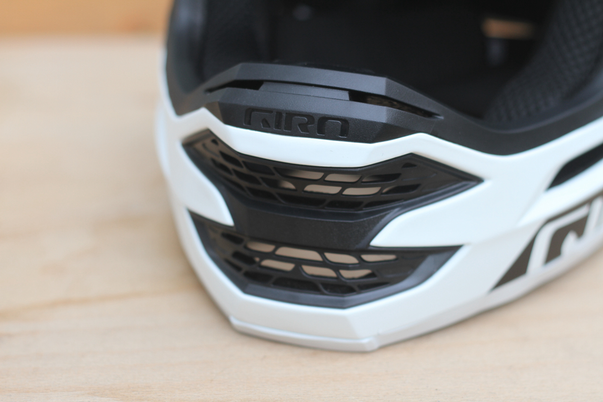 轻200克 透气性提升50% Giro推出新的DH全盔