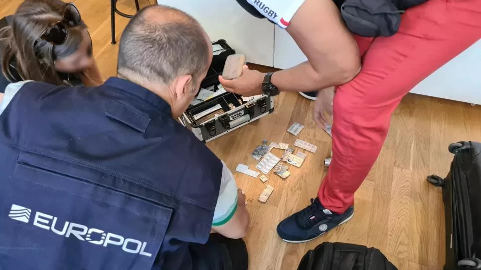 巴林车队再遭搜查 警方带走药品及电子设备