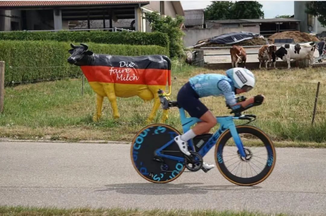 被蜜蜂蛰、换项拿错包，安妮豪格依旧卫冕