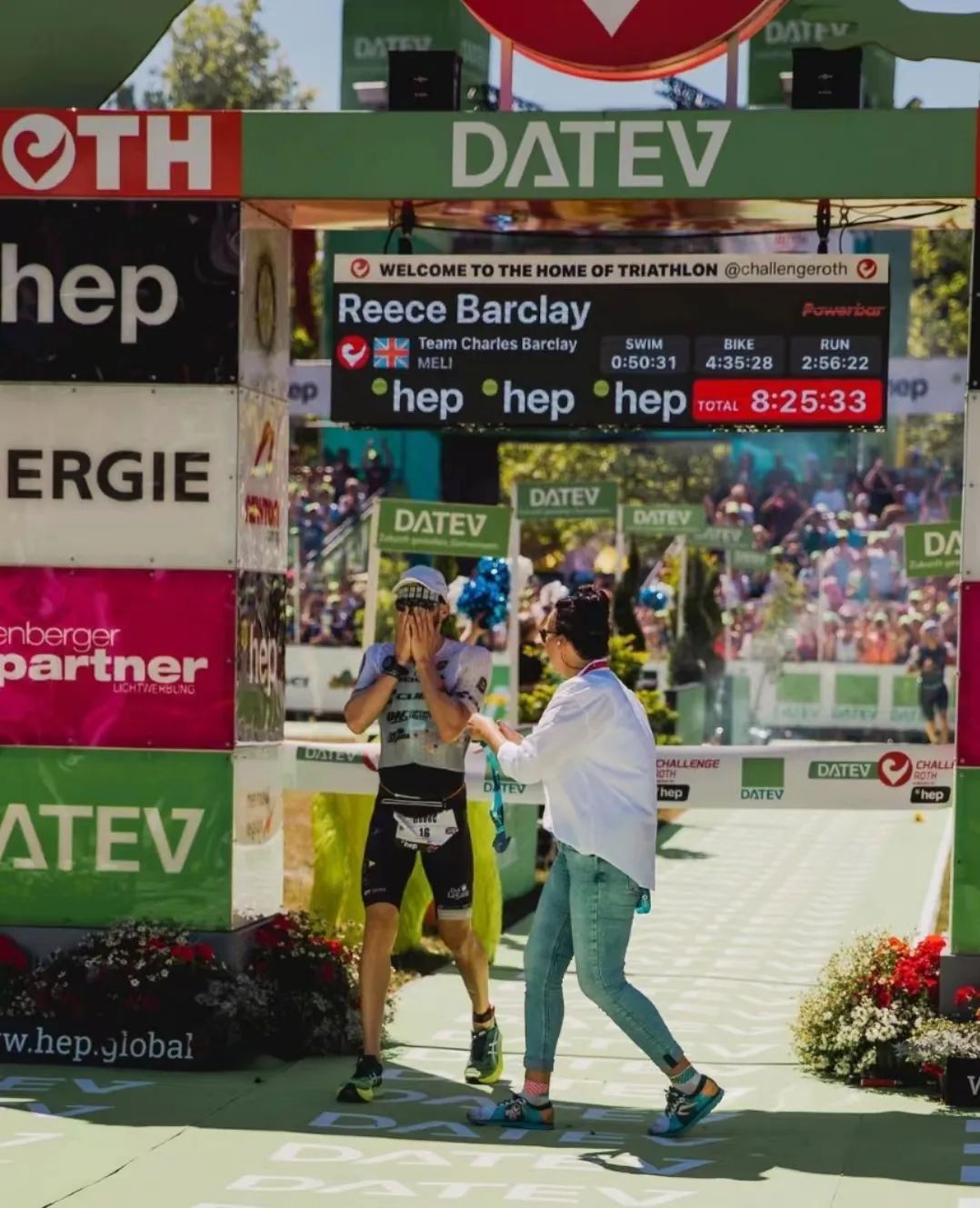 被蜜蜂蛰、换项拿错包，安妮豪格依旧卫冕