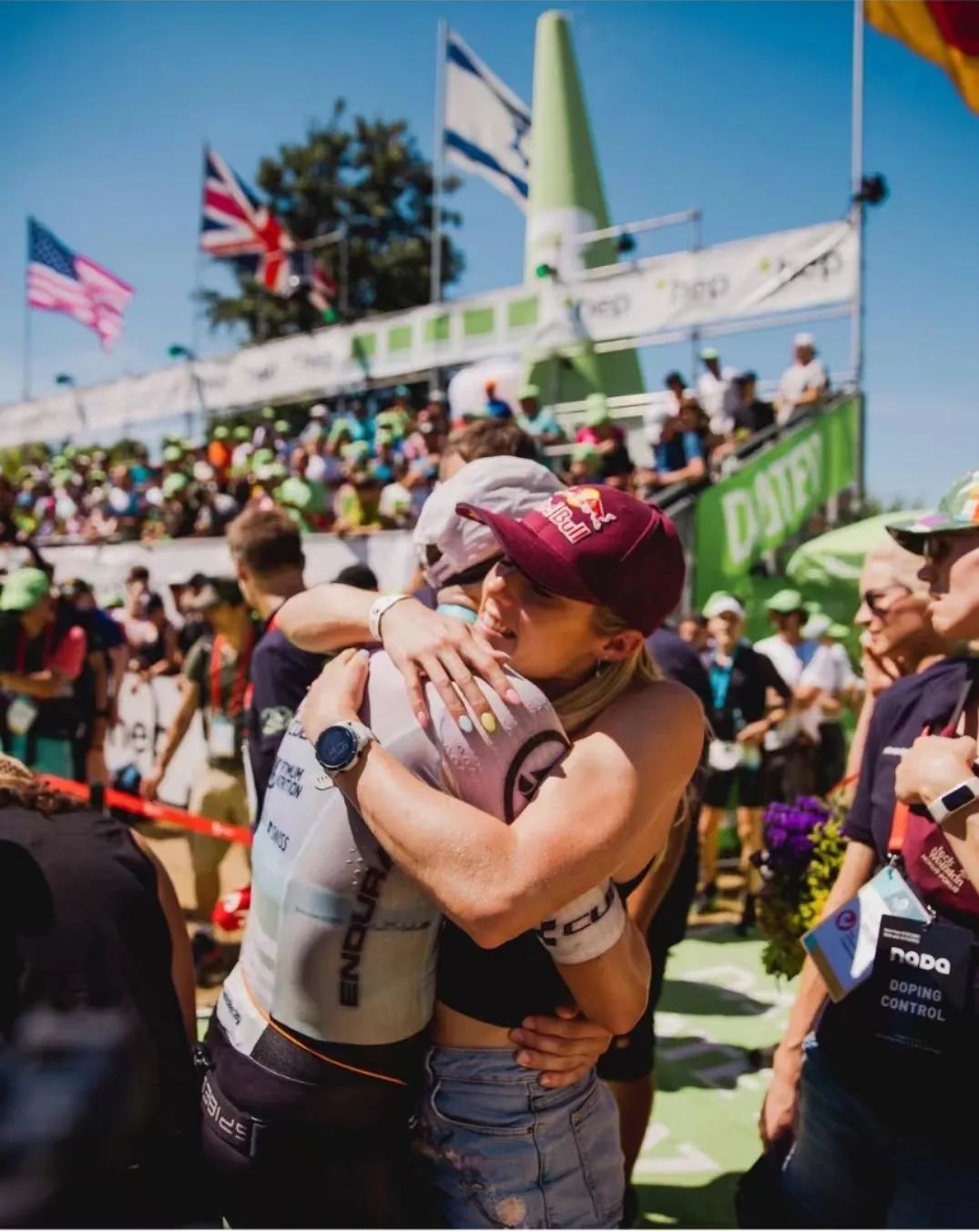 被蜜蜂蛰、换项拿错包，安妮豪格依旧卫冕