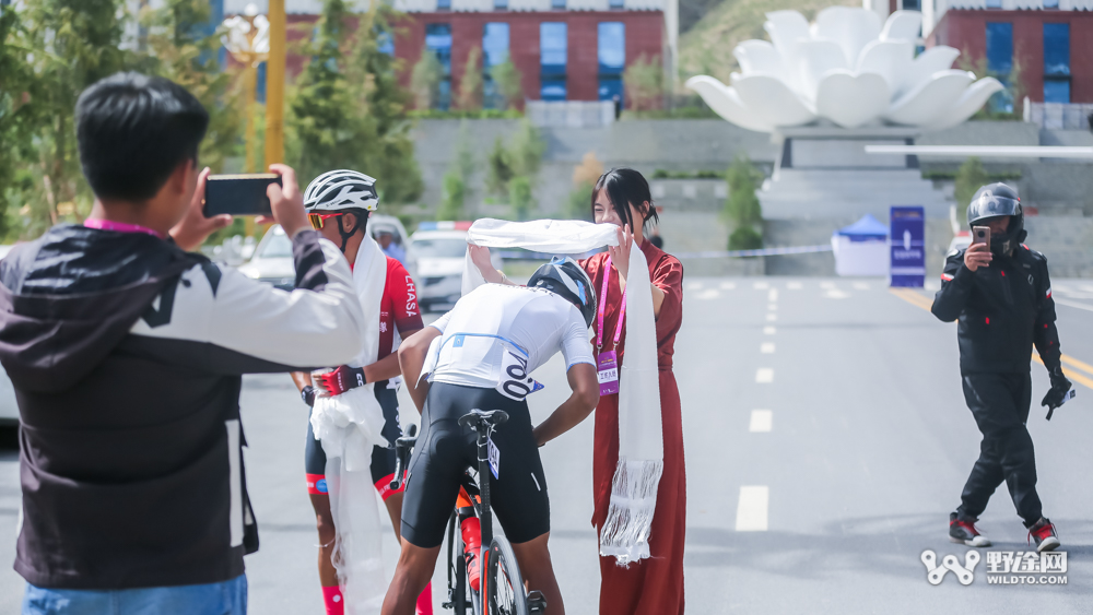 大组赛玩成团体计时赛 环拉萨城自行车大赛顺利举办
