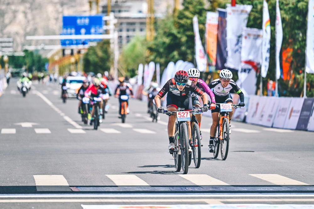 大组赛玩成团体计时赛 环拉萨城自行车大赛顺利举办