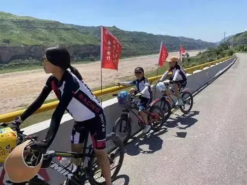 奶爸解锁带娃新方式 携三娃骑行千里回宁夏