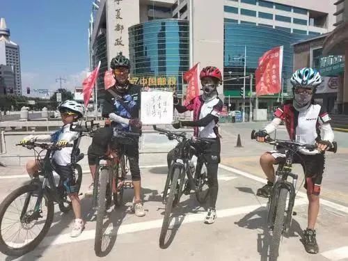 奶爸解锁带娃新方式 携三娃骑行千里回宁夏