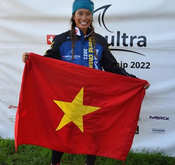 越南女铁人获世界上最难铁三赛冠军，独自穿越沙漠