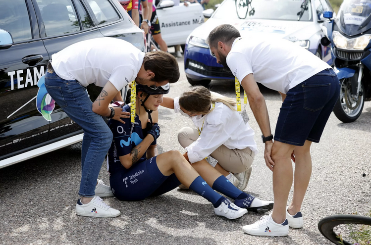 女子环法赛发生大规模撞车，16人受伤1人退赛