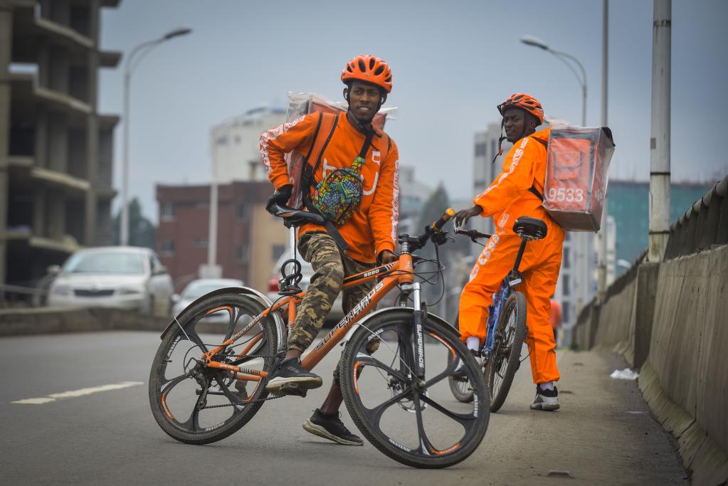 在这个非洲城市 他们用自行车送外卖