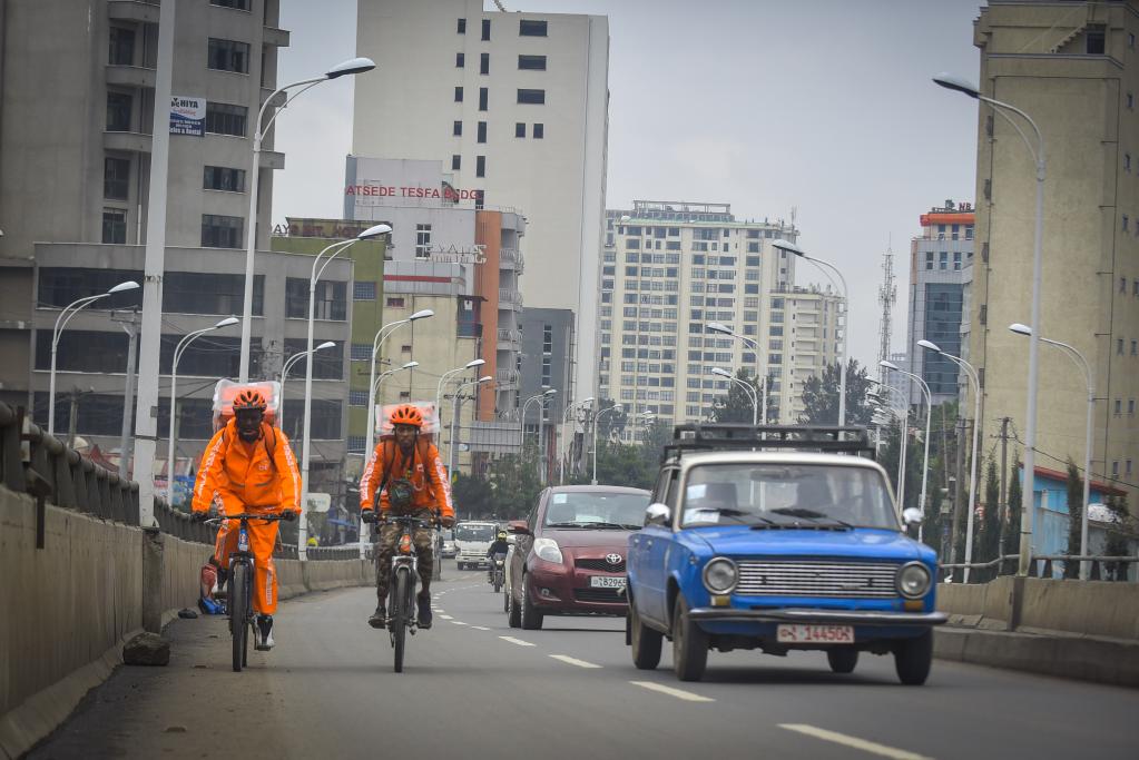 在这个非洲城市 他们用自行车送外卖