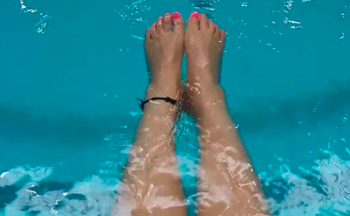 详解自由泳打腿常见错误，如何做出鞭状打腿