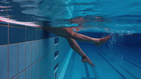 详解自由泳打腿常见错误，如何做出鞭状打腿