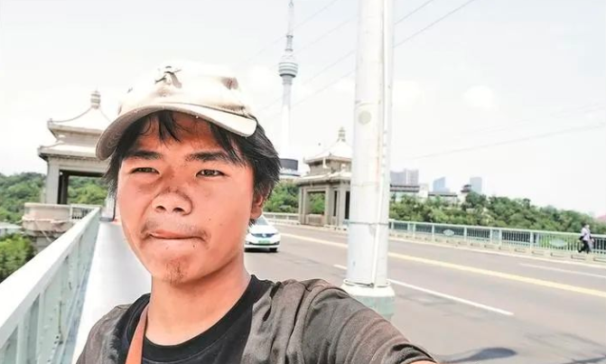 深圳少年騎行到京看天安門 香港青年以“騎”交友