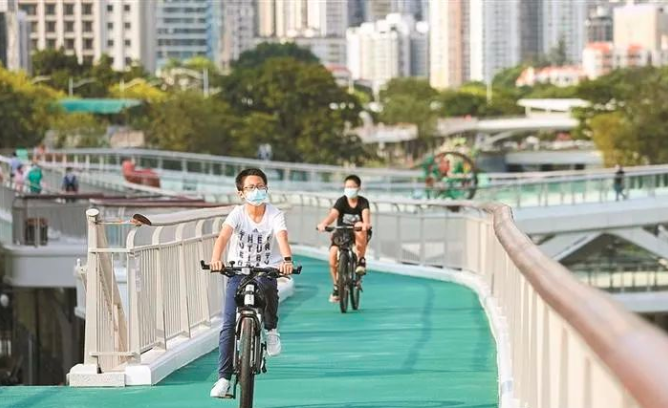 深圳少年騎行到京看天安門 香港青年以“騎”交友