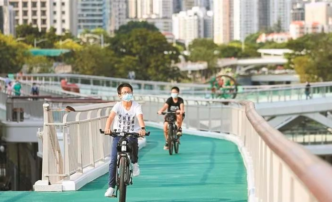 深圳少年骑行到京看天安门 香港青年以“骑”交友