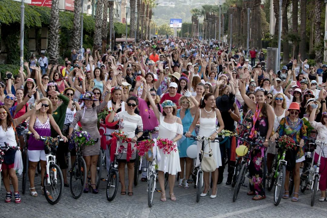 聚集全球两百多个城市女性  这场自行车赛即将举行