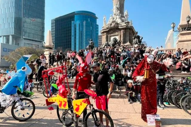 墨西哥城举办春节单车装饰赛 作品脑洞大开