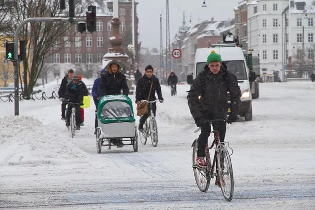 风雪难阻打工人 丹麦人冰天雪地骑单车上班