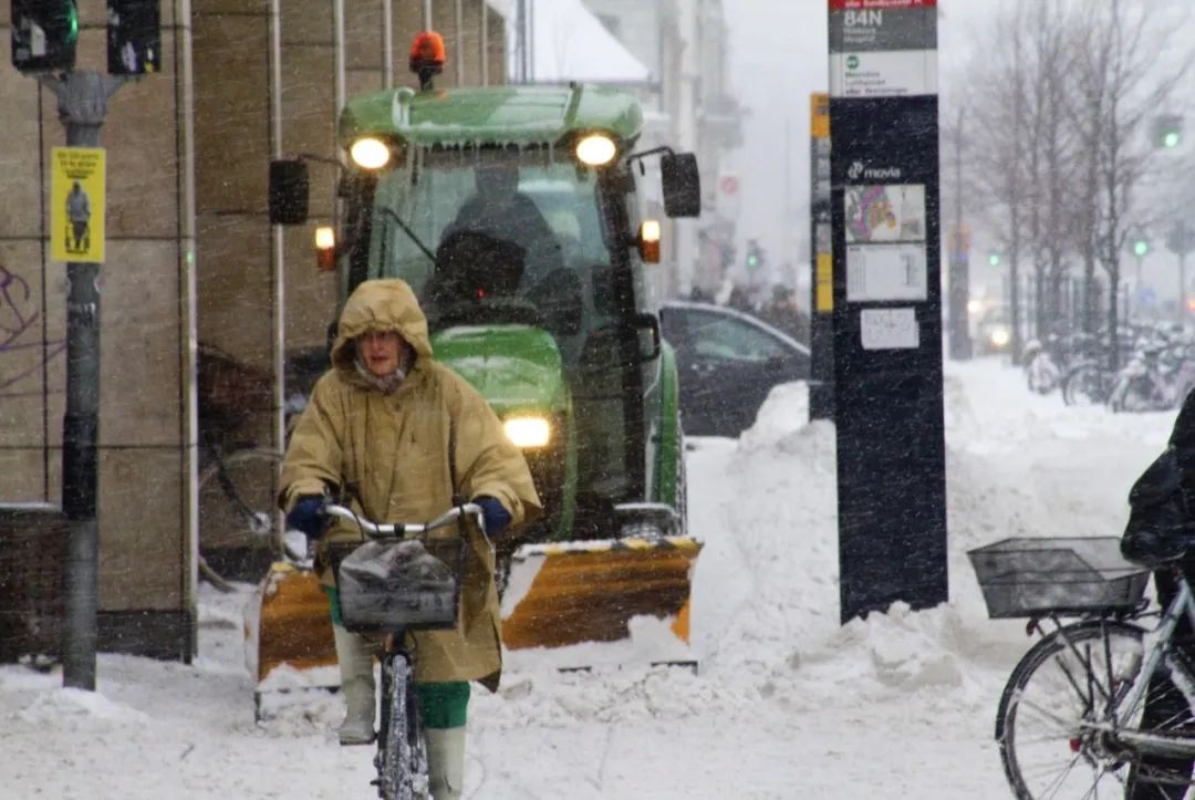 风雪难阻打工人 丹麦人冰天雪地骑单车上班