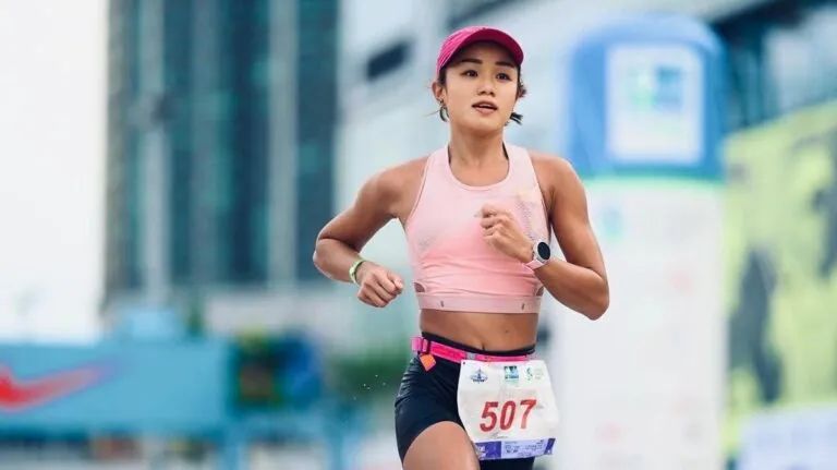 修飛機(jī)、跳芭蕾，這個(gè)喜歡鐵三的美女很全能！