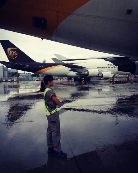 修飛機(jī)、跳芭蕾，這個(gè)喜歡鐵三的美女很全能！