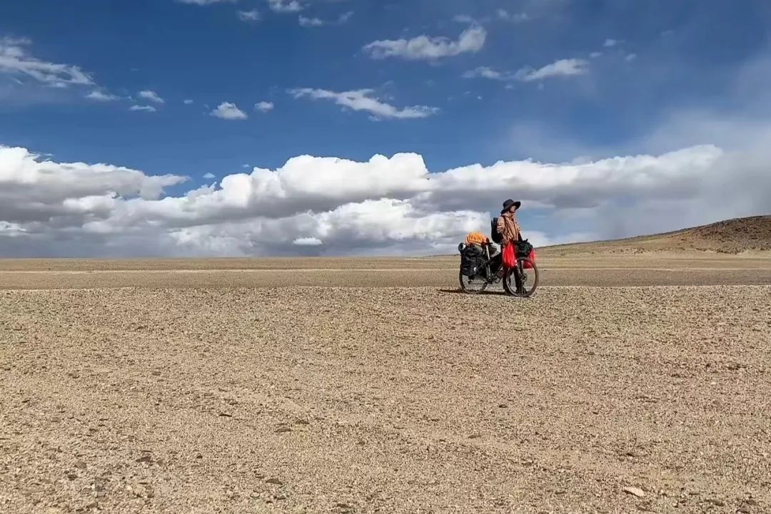 睡牛棚遇狼群 他的骑行流浪之旅百万人等着更新