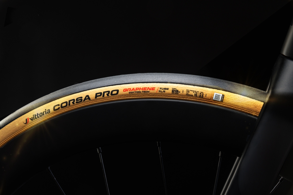庆祝黄金年代  CORSA PRO金边限量版轮胎发布