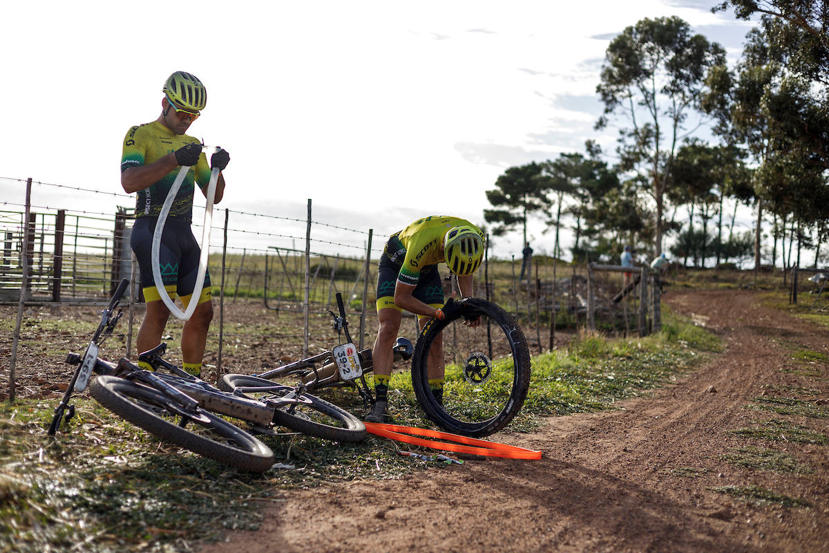 Cape Epic S3 闪电男队连庄 女子组总成绩明朗